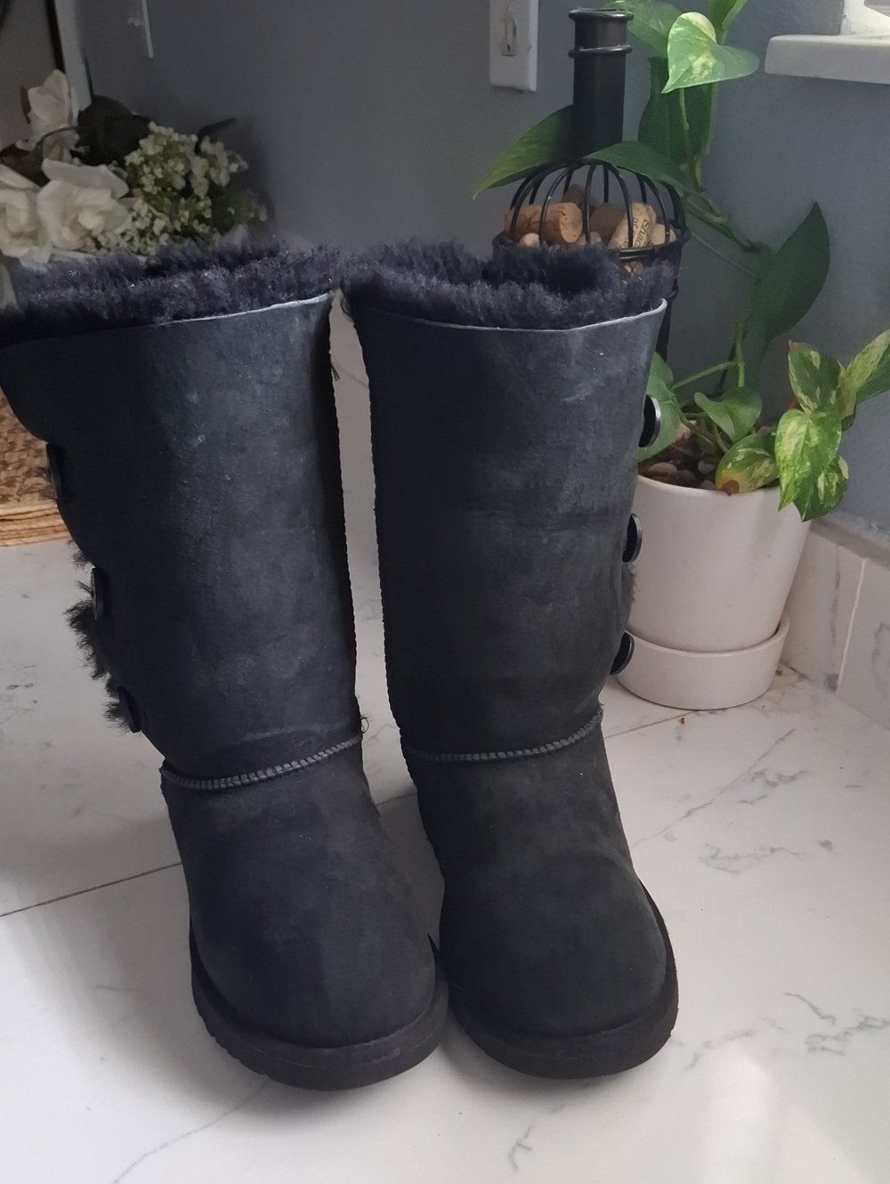 Ugg Bailey Black Cozy Shearling  Women's Boots